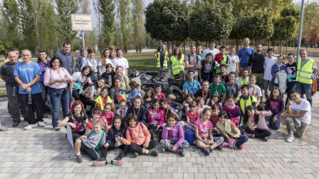 Más de 120 voluntarios y voluntarias se han congregado este sábado para participar en la limpieza del río Sadar