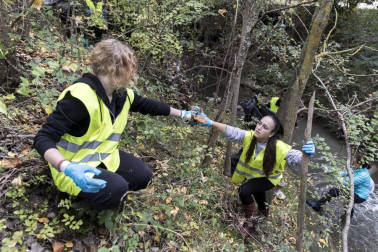 Más de 120 voluntarios y voluntarias se han congregado este sábado para participar en la limpieza del río Sadar