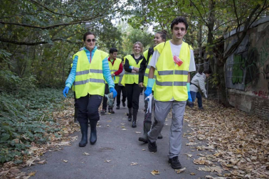 Más de 120 voluntarios y voluntarias se han congregado este sábado para participar en la limpieza del río Sadar