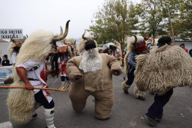 Decenas de miles de personas participan este domingo en Alsasua en el Nafarroa Oinez 2018, la fiesta de las ikastolas de Navarra, que este año tiene el objetivo de recaudar fondos en apoyo al centro Iñigo Aritza.