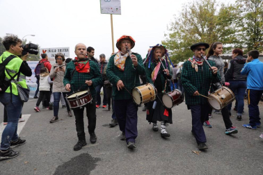 Decenas de miles de personas participan este domingo en Alsasua en el Nafarroa Oinez 2018, la fiesta de las ikastolas de Navarra, que este año tiene el objetivo de recaudar fondos en apoyo al centro Iñigo Aritza.