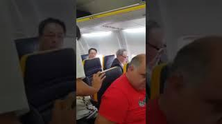 Un hombre se niega a sentarse al lado de una mujer en un vuelo de Ryanair