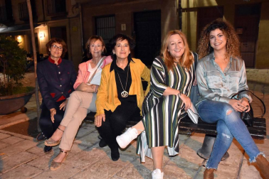 El 20 de octubre, la capital ribera celebró por primera vez el Día del Casco Antiguo. Una jornada en la que participaron 10 colectivos y entidades de la ciudad: Cruz Roja, Avanvida, Elkarkide, Nuevo Futuro, Asociación El Tazón de Santa Ana, Asociación La Romaní, Asociación Fotográfica Tudelana, Asociación de Amigos de la Catedral de Tudela, Impulsores del proyecto Desadarve y Asociación de Vecinos del Casco Antiguo. La jornada contó con numerosas actividades, como talleres, visitas guiadas, exposiciones, photocall o charlas debate, y finalizó con la actuación del Estudio de flamenco “Alba Jiménez” en la Plaza Mercadal, evento al que acudió ¡Click!