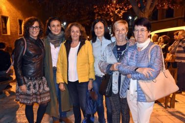 El 20 de octubre, la capital ribera celebró por primera vez el Día del Casco Antiguo. Una jornada en la que participaron 10 colectivos y entidades de la ciudad: Cruz Roja, Avanvida, Elkarkide, Nuevo Futuro, Asociación El Tazón de Santa Ana, Asociación La Romaní, Asociación Fotográfica Tudelana, Asociación de Amigos de la Catedral de Tudela, Impulsores del proyecto Desadarve y Asociación de Vecinos del Casco Antiguo. La jornada contó con numerosas actividades, como talleres, visitas guiadas, exposiciones, photocall o charlas debate, y finalizó con la actuación del Estudio de flamenco “Alba Jiménez” en la Plaza Mercadal, evento al que acudió ¡Click!