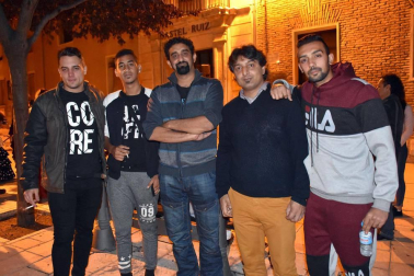 El 20 de octubre, la capital ribera celebró por primera vez el Día del Casco Antiguo. Una jornada en la que participaron 10 colectivos y entidades de la ciudad: Cruz Roja, Avanvida, Elkarkide, Nuevo Futuro, Asociación El Tazón de Santa Ana, Asociación La Romaní, Asociación Fotográfica Tudelana, Asociación de Amigos de la Catedral de Tudela, Impulsores del proyecto Desadarve y Asociación de Vecinos del Casco Antiguo. La jornada contó con numerosas actividades, como talleres, visitas guiadas, exposiciones, photocall o charlas debate, y finalizó con la actuación del Estudio de flamenco “Alba Jiménez” en la Plaza Mercadal, evento al que acudió ¡Click!