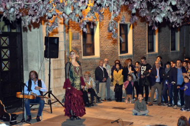 El 20 de octubre, la capital ribera celebró por primera vez el Día del Casco Antiguo. Una jornada en la que participaron 10 colectivos y entidades de la ciudad: Cruz Roja, Avanvida, Elkarkide, Nuevo Futuro, Asociación El Tazón de Santa Ana, Asociación La Romaní, Asociación Fotográfica Tudelana, Asociación de Amigos de la Catedral de Tudela, Impulsores del proyecto Desadarve y Asociación de Vecinos del Casco Antiguo. La jornada contó con numerosas actividades, como talleres, visitas guiadas, exposiciones, photocall o charlas debate, y finalizó con la actuación del Estudio de flamenco “Alba Jiménez” en la Plaza Mercadal, evento al que acudió ¡Click!