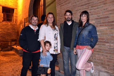 El 20 de octubre, la capital ribera celebró por primera vez el Día del Casco Antiguo. Una jornada en la que participaron 10 colectivos y entidades de la ciudad: Cruz Roja, Avanvida, Elkarkide, Nuevo Futuro, Asociación El Tazón de Santa Ana, Asociación La Romaní, Asociación Fotográfica Tudelana, Asociación de Amigos de la Catedral de Tudela, Impulsores del proyecto Desadarve y Asociación de Vecinos del Casco Antiguo. La jornada contó con numerosas actividades, como talleres, visitas guiadas, exposiciones, photocall o charlas debate, y finalizó con la actuación del Estudio de flamenco “Alba Jiménez” en la Plaza Mercadal, evento al que acudió ¡Click!