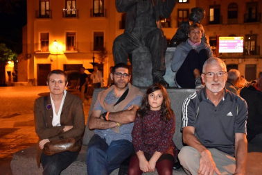 El 20 de octubre, la capital ribera celebró por primera vez el Día del Casco Antiguo. Una jornada en la que participaron 10 colectivos y entidades de la ciudad: Cruz Roja, Avanvida, Elkarkide, Nuevo Futuro, Asociación El Tazón de Santa Ana, Asociación La Romaní, Asociación Fotográfica Tudelana, Asociación de Amigos de la Catedral de Tudela, Impulsores del proyecto Desadarve y Asociación de Vecinos del Casco Antiguo. La jornada contó con numerosas actividades, como talleres, visitas guiadas, exposiciones, photocall o charlas debate, y finalizó con la actuación del Estudio de flamenco “Alba Jiménez” en la Plaza Mercadal, evento al que acudió ¡Click!