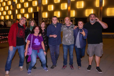 Lleno absoluto en el Navarra Arena para disfrutar de la despedida de los escenarios de uno de los grandes mitos de la música española: Rosendo. Rockeros de varias generaciones se reunieron la noche del sábado 20 de octubre para escuchar a este artista, que pasará al recuerdo haber ofrecido el primer concierto de este nuevo espacio deportivo y cultural de la capital navarra.
