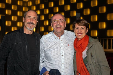Lleno absoluto en el Navarra Arena para disfrutar de la despedida de los escenarios de uno de los grandes mitos de la música española: Rosendo. Rockeros de varias generaciones se reunieron la noche del sábado 20 de octubre para escuchar a este artista, que pasará al recuerdo haber ofrecido el primer concierto de este nuevo espacio deportivo y cultural de la capital navarra.