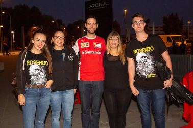 Lleno absoluto en el Navarra Arena para disfrutar de la despedida de los escenarios de uno de los grandes mitos de la música española: Rosendo. Rockeros de varias generaciones se reunieron la noche del sábado 20 de octubre para escuchar a este artista, que pasará al recuerdo haber ofrecido el primer concierto de este nuevo espacio deportivo y cultural de la capital navarra.