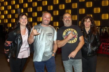 Lleno absoluto en el Navarra Arena para disfrutar de la despedida de los escenarios de uno de los grandes mitos de la música española: Rosendo. Rockeros de varias generaciones se reunieron la noche del sábado 20 de octubre para escuchar a este artista, que pasará al recuerdo haber ofrecido el primer concierto de este nuevo espacio deportivo y cultural de la capital navarra.