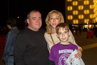 Lleno absoluto en el Navarra Arena para disfrutar de la despedida de los escenarios de uno de los grandes mitos de la música española: Rosendo. Rockeros de varias generaciones se reunieron la noche del sábado 20 de octubre para escuchar a este artista, que pasará al recuerdo haber ofrecido el primer concierto de este nuevo espacio deportivo y cultural de la capital navarra.