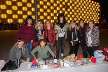 Lleno absoluto en el Navarra Arena para disfrutar de la despedida de los escenarios de uno de los grandes mitos de la música española: Rosendo. Rockeros de varias generaciones se reunieron la noche del sábado 20 de octubre para escuchar a este artista, que pasará al recuerdo haber ofrecido el primer concierto de este nuevo espacio deportivo y cultural de la capital navarra.