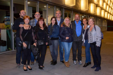 Lleno absoluto en el Navarra Arena para disfrutar de la despedida de los escenarios de uno de los grandes mitos de la música española: Rosendo. Rockeros de varias generaciones se reunieron la noche del sábado 20 de octubre para escuchar a este artista, que pasará al recuerdo haber ofrecido el primer concierto de este nuevo espacio deportivo y cultural de la capital navarra.