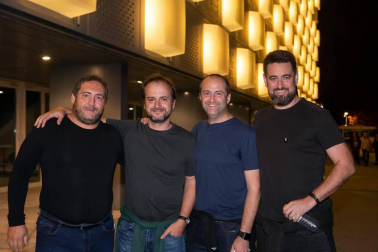 Lleno absoluto en el Navarra Arena para disfrutar de la despedida de los escenarios de uno de los grandes mitos de la música española: Rosendo. Rockeros de varias generaciones se reunieron la noche del sábado 20 de octubre para escuchar a este artista, que pasará al recuerdo haber ofrecido el primer concierto de este nuevo espacio deportivo y cultural de la capital navarra.