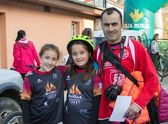 La Peña ciclista Luquin puso de nuevo en marcha su XXIV Trofeo, dedicado desde hace 19 años a la memoria de Jesús Urra. Ciclistas de diferentes edades, tanto en categoría masculina como femenina, se dieron cita en esta localidad para recorrer a dos ruedas los diferentes recorridos y distancias preparados por los organizadores.