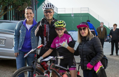 La Peña ciclista Luquin puso de nuevo en marcha su XXIV Trofeo, dedicado desde hace 19 años a la memoria de Jesús Urra. Ciclistas de diferentes edades, tanto en categoría masculina como femenina, se dieron cita en esta localidad para recorrer a dos ruedas los diferentes recorridos y distancias preparados por los organizadores.