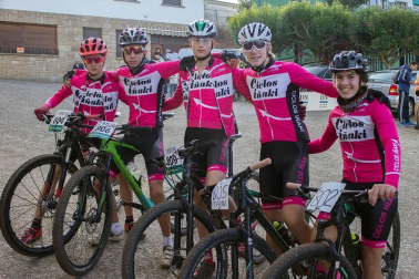 La Peña ciclista Luquin puso de nuevo en marcha su XXIV Trofeo, dedicado desde hace 19 años a la memoria de Jesús Urra. Ciclistas de diferentes edades, tanto en categoría masculina como femenina, se dieron cita en esta localidad para recorrer a dos ruedas los diferentes recorridos y distancias preparados por los organizadores.