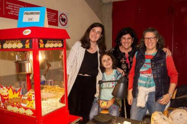 Ame&Art Market, el festival de diseño independiente, arte, música y gastronomía, regresó a la Plaza de Toros de Pamplona el fin de semana del 20 y 21 de octubre. Un evento en el que se reunieron más de 60 marcas y diseños independientes y donde se pudo disfrutar también de la mejor gastronomía, conciertos, DJs, zona infantil, etc. Además, en esta edición también se pudo visitar una galería de arte de varios artistas locales.