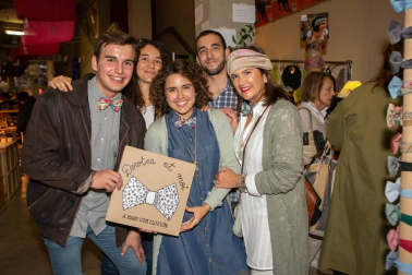 Ame&Art Market, el festival de diseño independiente, arte, música y gastronomía, regresó a la Plaza de Toros de Pamplona el fin de semana del 20 y 21 de octubre. Un evento en el que se reunieron más de 60 marcas y diseños independientes y donde se pudo disfrutar también de la mejor gastronomía, conciertos, DJs, zona infantil, etc. Además, en esta edición también se pudo visitar una galería de arte de varios artistas locales.