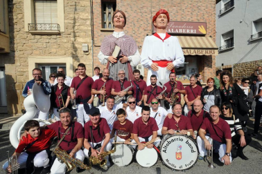 La Asociación de Padres y Madres Raimundo Lanas fue la encargada de lanzar el chupinazo que dio inicio a los festejos la tarde del viernes 19 de octubre. De entre todos los actos programados a lo largo del fin de semana, ¡Click! acompañó a los vecinos durante la gigantada del sábado. Además de la comparsa local también participaron las de Santacara, Rada, Caparroso, Castejón, Javier Bozal de Artica, Miranda de Arga, Orkoien, Zizurkil y Tudela.