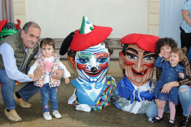 La Asociación de Padres y Madres Raimundo Lanas fue la encargada de lanzar el chupinazo que dio inicio a los festejos la tarde del viernes 19 de octubre. De entre todos los actos programados a lo largo del fin de semana, ¡Click! acompañó a los vecinos durante la gigantada del sábado. Además de la comparsa local también participaron las de Santacara, Rada, Caparroso, Castejón, Javier Bozal de Artica, Miranda de Arga, Orkoien, Zizurkil y Tudela.