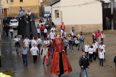 La Asociación de Padres y Madres Raimundo Lanas fue la encargada de lanzar el chupinazo que dio inicio a los festejos la tarde del viernes 19 de octubre. De entre todos los actos programados a lo largo del fin de semana, ¡Click! acompañó a los vecinos durante la gigantada del sábado. Además de la comparsa local también participaron las de Santacara, Rada, Caparroso, Castejón, Javier Bozal de Artica, Miranda de Arga, Orkoien, Zizurkil y Tudela.