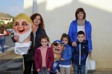 La Asociación de Padres y Madres Raimundo Lanas fue la encargada de lanzar el chupinazo que dio inicio a los festejos la tarde del viernes 19 de octubre. De entre todos los actos programados a lo largo del fin de semana, ¡Click! acompañó a los vecinos durante la gigantada del sábado. Además de la comparsa local también participaron las de Santacara, Rada, Caparroso, Castejón, Javier Bozal de Artica, Miranda de Arga, Orkoien, Zizurkil y Tudela.