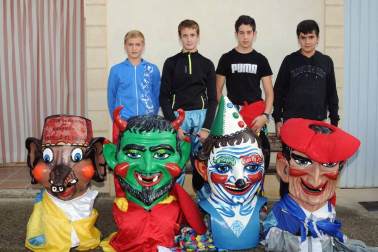 La Asociación de Padres y Madres Raimundo Lanas fue la encargada de lanzar el chupinazo que dio inicio a los festejos la tarde del viernes 19 de octubre. De entre todos los actos programados a lo largo del fin de semana, ¡Click! acompañó a los vecinos durante la gigantada del sábado. Además de la comparsa local también participaron las de Santacara, Rada, Caparroso, Castejón, Javier Bozal de Artica, Miranda de Arga, Orkoien, Zizurkil y Tudela.