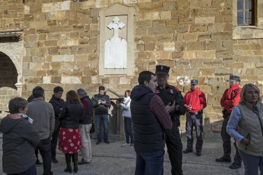 La retirada de una placa de la iglesia en cumplimiento de la Ley de la Memoria ha causado momentos tensos en la localidad.