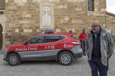 La retirada de una placa de la iglesia en cumplimiento de la Ley de la Memoria ha causado momentos tensos en la localidad.