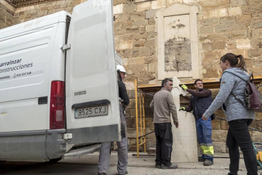 La retirada de una placa de la iglesia en cumplimiento de la Ley de la Memoria ha causado momentos tensos en la localidad.