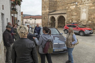 La retirada de una placa de la iglesia en cumplimiento de la Ley de la Memoria ha causado momentos tensos en la localidad.