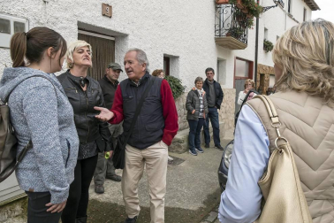 La retirada de una placa de la iglesia en cumplimiento de la Ley de la Memoria ha causado momentos tensos en la localidad.