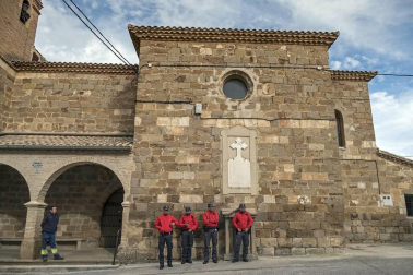 La retirada de una placa de la iglesia en cumplimiento de la Ley de la Memoria ha causado momentos tensos en la localidad.