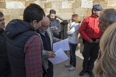 La retirada de una placa de la iglesia en cumplimiento de la Ley de la Memoria ha causado momentos tensos en la localidad.