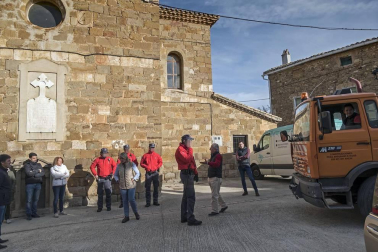 La retirada de una placa de la iglesia en cumplimiento de la Ley de la Memoria ha causado momentos tensos en la localidad.