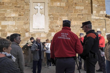 La retirada de una placa de la iglesia en cumplimiento de la Ley de la Memoria ha causado momentos tensos en la localidad.