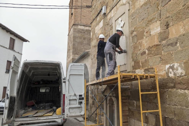 La retirada de una placa de la iglesia en cumplimiento de la Ley de la Memoria ha causado momentos tensos en la localidad.