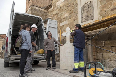 La retirada de una placa de la iglesia en cumplimiento de la Ley de la Memoria ha causado momentos tensos en la localidad.