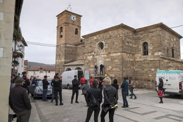 La retirada de una placa de la iglesia en cumplimiento de la Ley de la Memoria ha causado momentos tensos en la localidad.