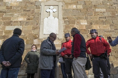 La retirada de una placa de la iglesia en cumplimiento de la Ley de la Memoria ha causado momentos tensos en la localidad.
