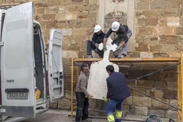 La retirada de una placa de la iglesia en cumplimiento de la Ley de la Memoria ha causado momentos tensos en la localidad.