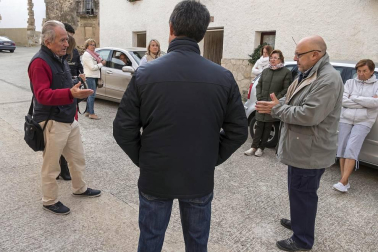 La retirada de una placa de la iglesia en cumplimiento de la Ley de la Memoria ha causado momentos tensos en la localidad.