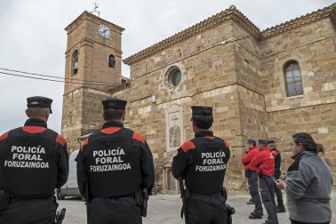 La retirada de una placa de la iglesia en cumplimiento de la Ley de la Memoria ha causado momentos tensos en la localidad.