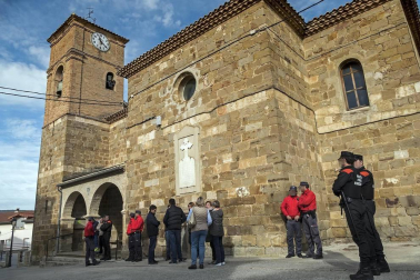 La retirada de una placa de la iglesia en cumplimiento de la Ley de la Memoria ha causado momentos tensos en la localidad.