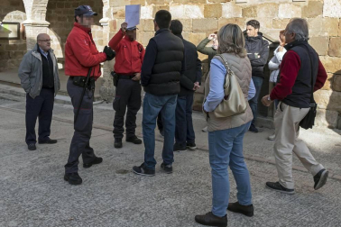 La retirada de una placa de la iglesia en cumplimiento de la Ley de la Memoria ha causado momentos tensos en la localidad.