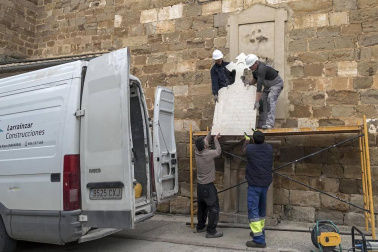 La retirada de una placa de la iglesia en cumplimiento de la Ley de la Memoria ha causado momentos tensos en la localidad.
