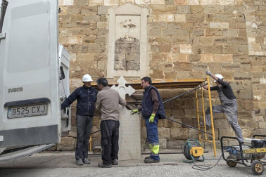 La retirada de una placa de la iglesia en cumplimiento de la Ley de la Memoria ha causado momentos tensos en la localidad.